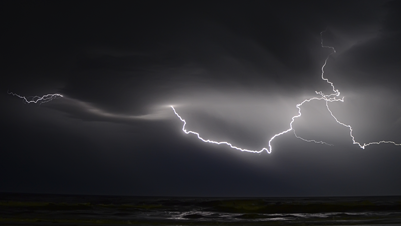 Gefahr durch Gewitter: Warum Blitz- und Überspannungsschutz wichtig sind